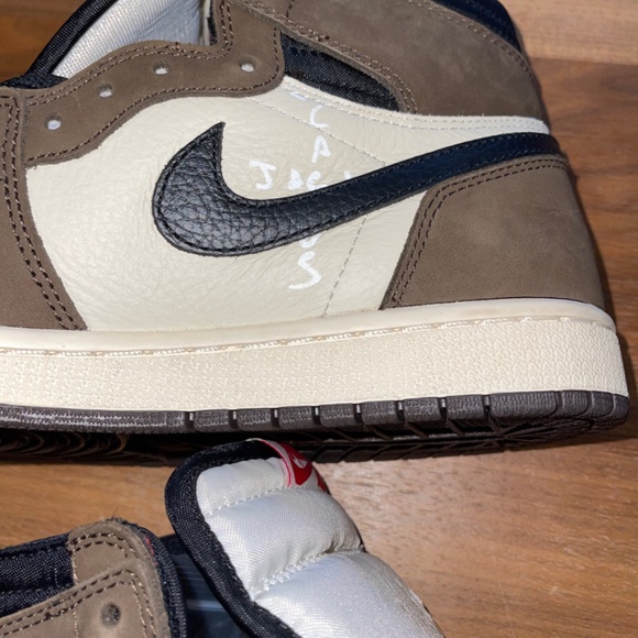 Travis Scott  x air jordan 1 retro high OG Mocha Size 8 men main image 5